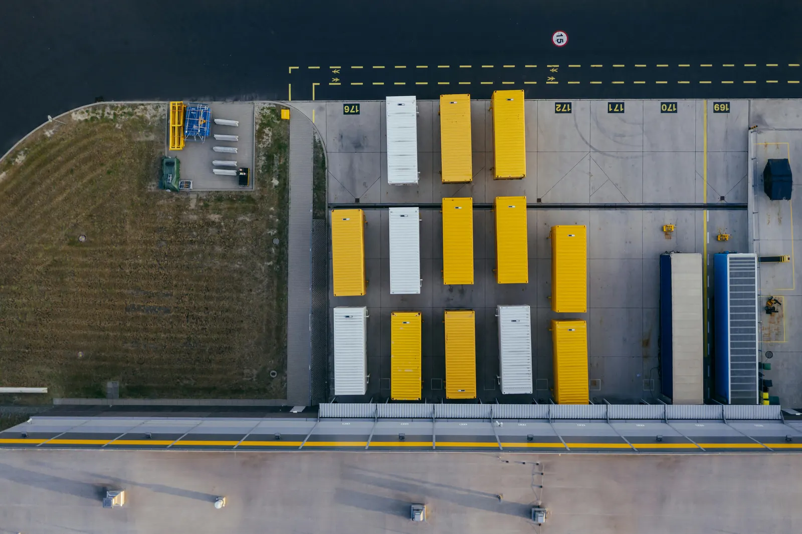 Luftaufnahme eines Logistikterminals mit abgestellten Containern