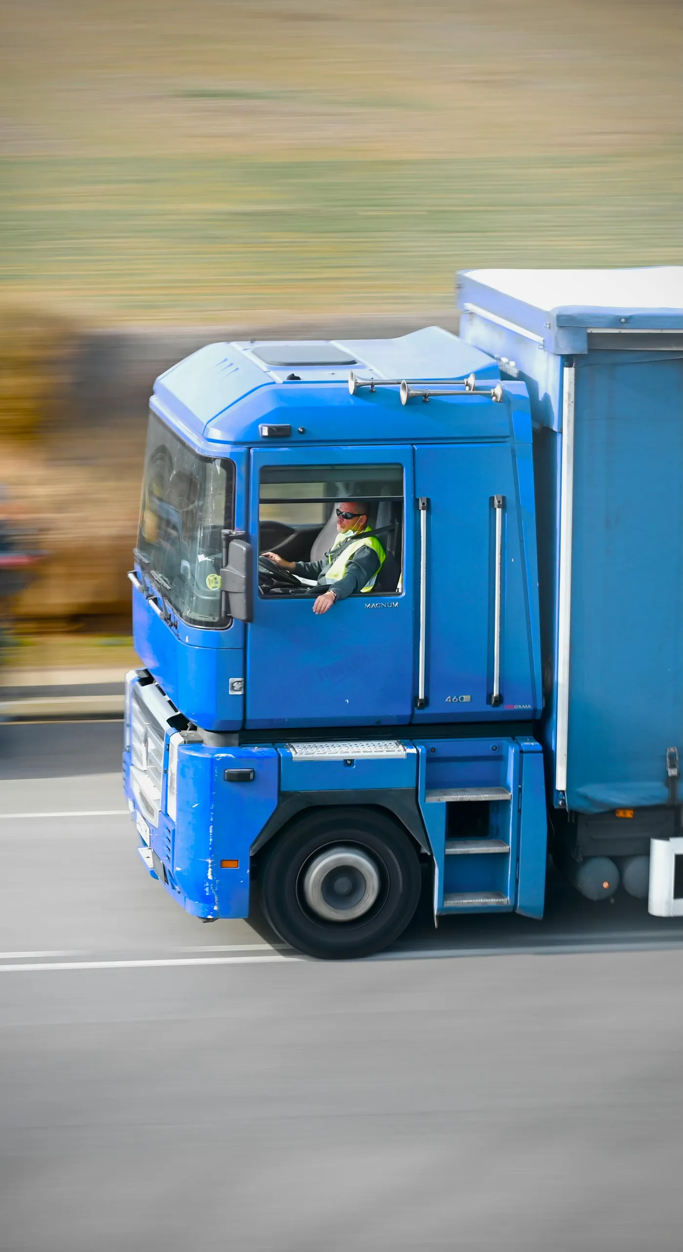 Blauer Lkw im europäischen Straßentransport auf einer Schnellstraße